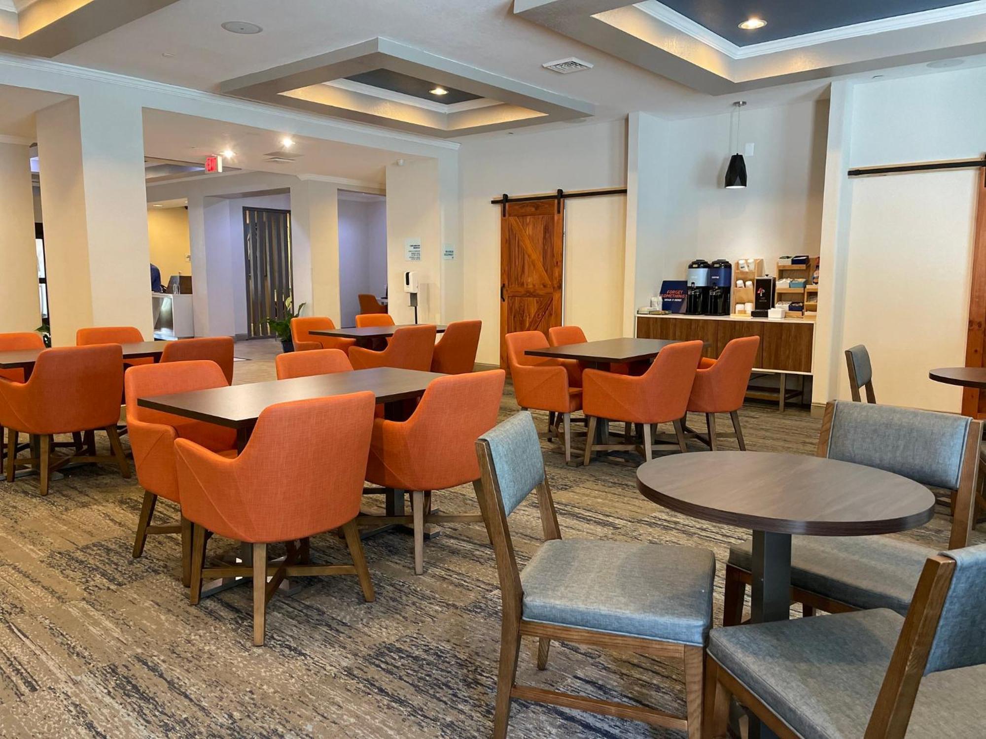 Holiday Inn Express And Suites Montgomery By Ihg Экстерьер фото